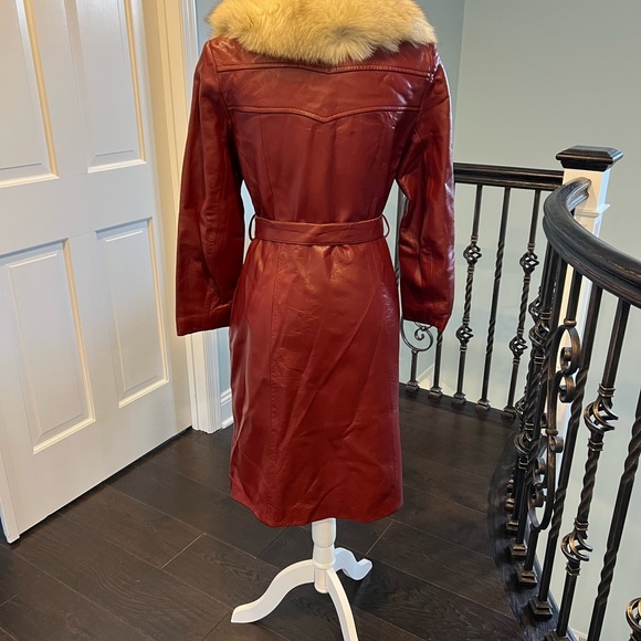 Vintage Golét 1970’s Red leather coat trimmed with a silver fox collar 8/10 Med - Picture 2 of 16